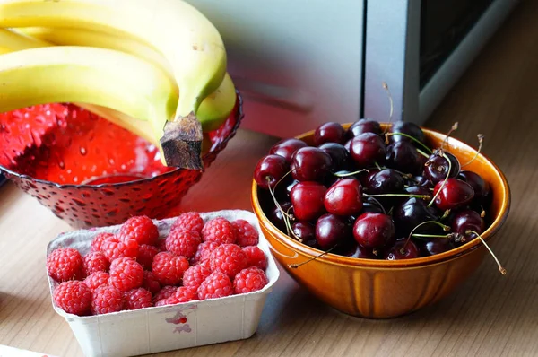 Een Shot Van Verschillende Soorten Fruit Een Houten Tafel — Stockfoto