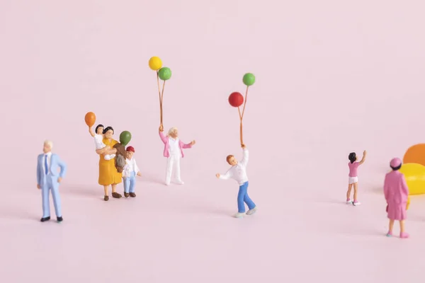 Gros Plan Petites Figurines Humaines Mignonnes Jouant Avec Des Ballons — Photo