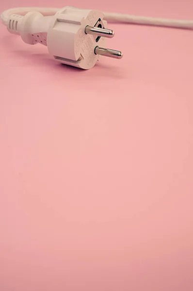 Tiro Vertical Fio Elétrico Plugue Uma Superfície Rosa — Fotografia de Stock