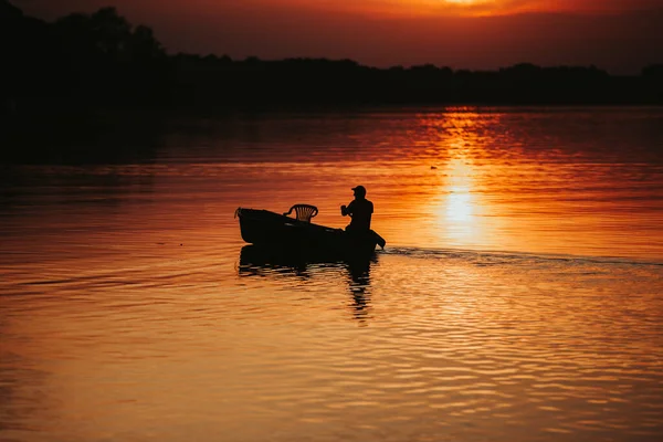 日落时一个渔夫在湖面的肖像 — 图库照片