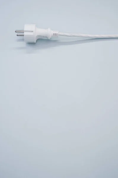 白い表面に電気プラグとワイヤの垂直ショット — ストック写真