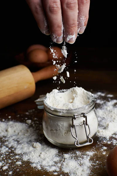 Hand Tar Mjöl Från Skål Med Ägg Och Rullande Nål — Stockfoto