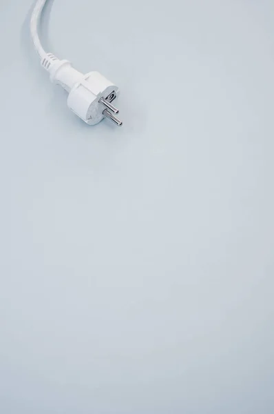Împușcătură Verticală Unui Dop Electric Unui Fir Suprafață Albă — Fotografie, imagine de stoc