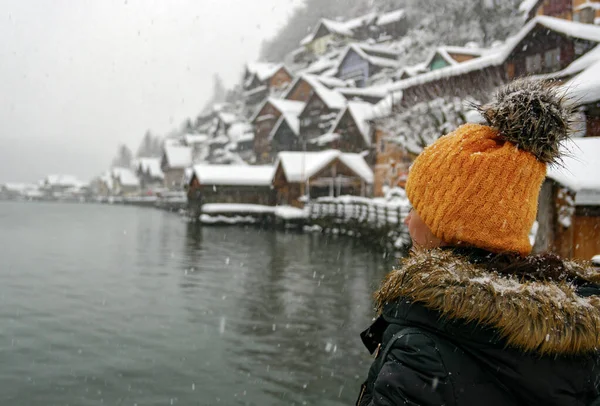 Baksidan Ung Kvinna Hallstatt Bergsdalen Nära Sjön Österrike — Stockfoto