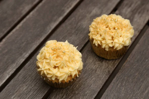 Tiro Close Dois Cupcakes Com Creme Amarelo Cima — Fotografia de Stock