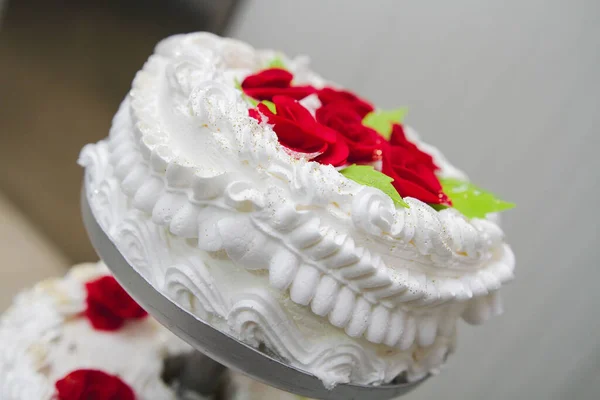 Fehér Torta Piros Zöld Feltéttel — Stock Fotó