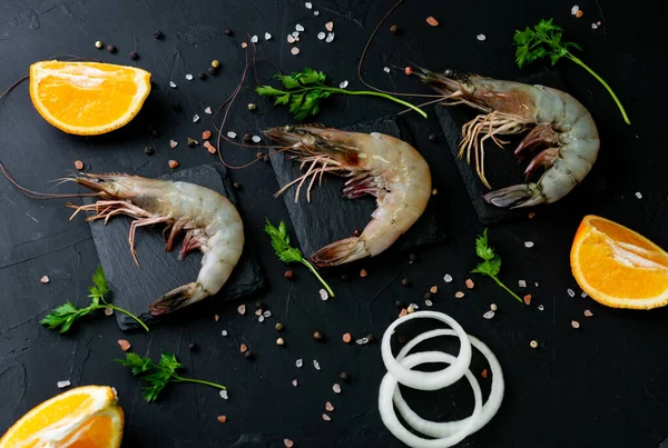 Overhead Shot Raw Shrimps Black Rock Slate Onion Lemon Slices — Stock Photo, Image