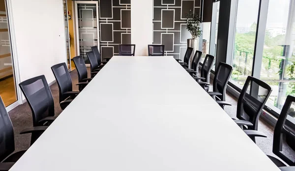 Dlouhý Kancelářský Stůl Spoustou Židlí — Stock fotografie
