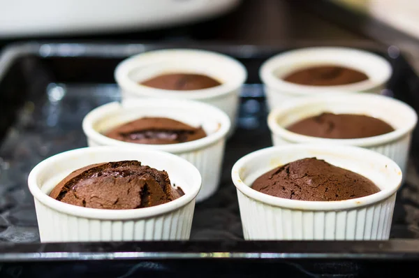 Enfoque Selectivo Muffins Chocolate Tazas Blancas — Foto de Stock