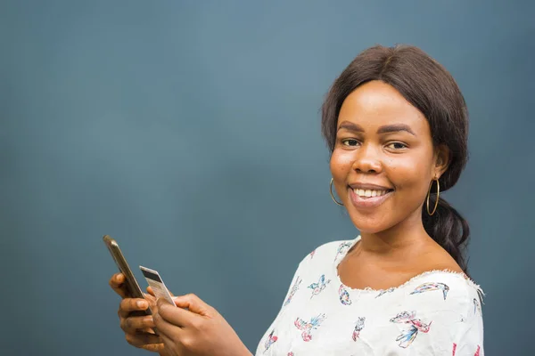 Primer Plano Una Hermosa Joven Africana Usando Teléfono — Foto de Stock