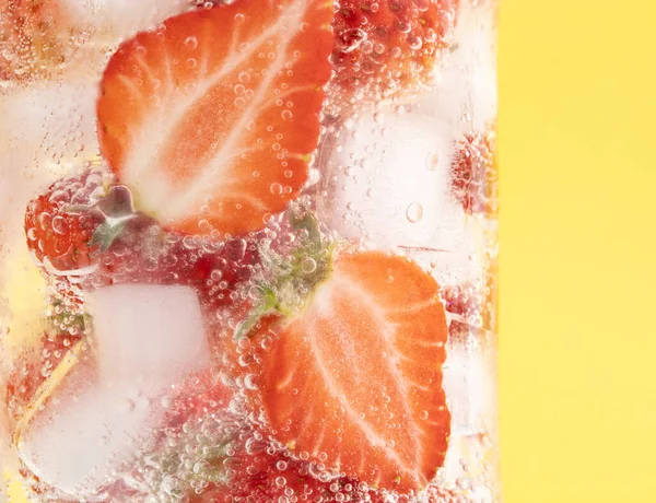 Closeup Shot Iced Strawberries Glass — Stock Photo, Image