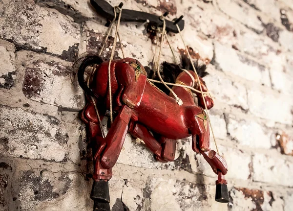 装飾的な木製の馬の低角度ショット — ストック写真
