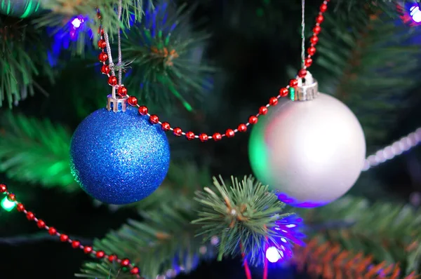 크리스마스 트리에 공들의 — 스톡 사진