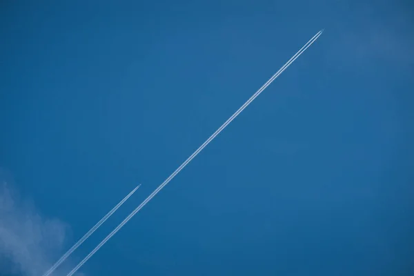 Deux Avions Laissant Derrière Eux Des Traînées Vapeur Dans Ciel — Photo