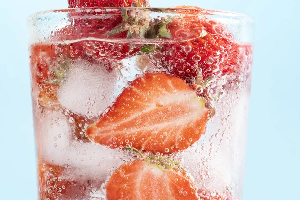 輝く水の中で果実と氷のクローズアップショット — ストック写真