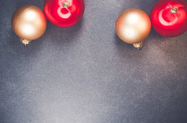 Светящиеся Золотисто Красные Рождественские Шарики Украшения Копировать Пространство — стоковое фото