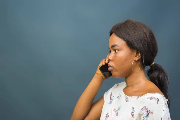 Closeup Shot Beautiful Young African Lady Talking Her Phone — Stock Photo, Image
