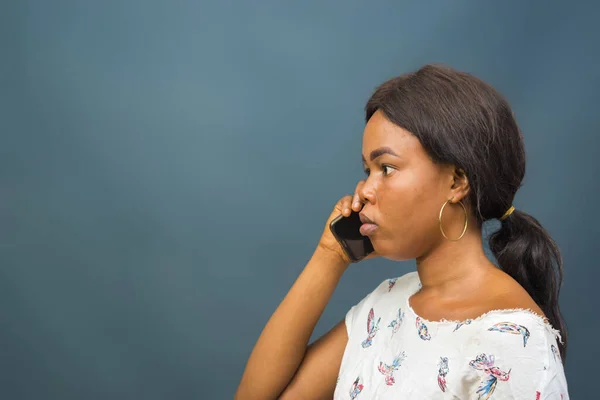 Een Close Shot Van Een Mooie Jonge Afrikaanse Dame Praten — Stockfoto