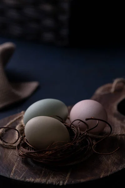Ένα Κάθετο Πλάνο Από Πολύχρωμα Αυγά Αγροκτήματος Ρουστίκ Διακοσμητικά Σχοινιά — Φωτογραφία Αρχείου