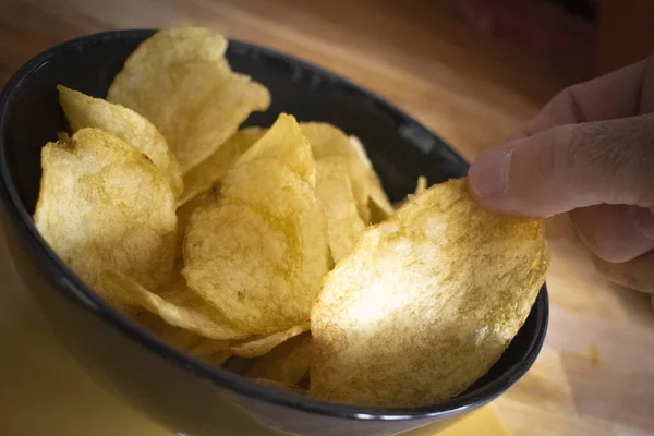 Primer Plano Mano Hombre Tomando Papas Fritas Crujientes Tazón Una — Foto de Stock