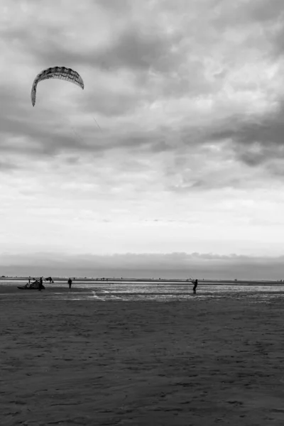 Uma Imagem Vertical Tons Cinza Paraquedas Sobre Uma Praia Borkum — Fotografia de Stock