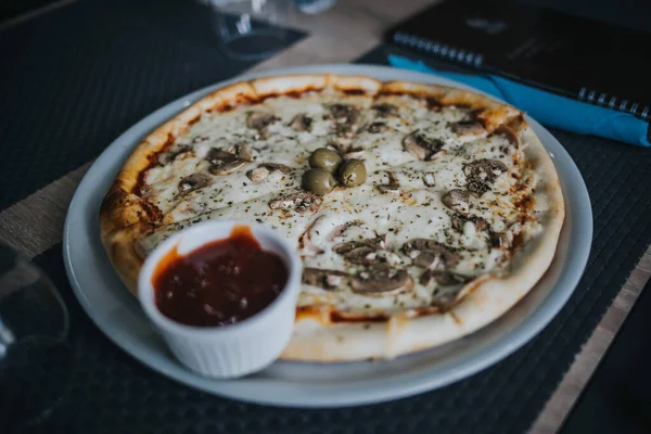 Primer Plano Una Deliciosa Pizza Con Queso Champiñones Aceitunas Verdes — Foto de Stock