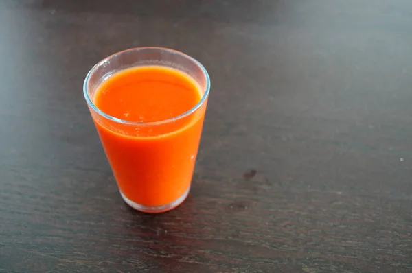 Een Shot Vers Tomatensap Een Glas — Stockfoto