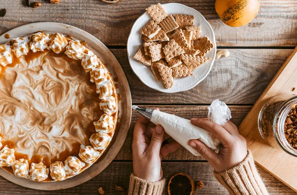 Den Platta Låg Serverad Smaskig Pumpa Cheesecake Och Dess Ingredienser — Stockfoto