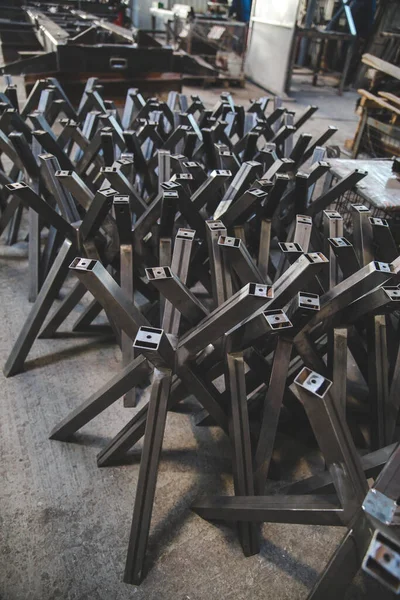 Stojak Metalowego Stołu Stoi Fabryce — Zdjęcie stockowe