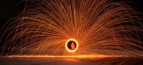Close Incendiário Realizando Incrível Show Fogo Com Brilhos Noite — Fotografia de Stock