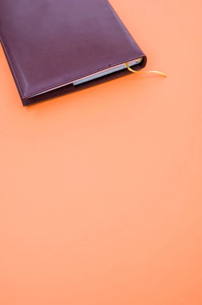 Top View Närbild Svart Anteckningsbok Med Gul Bokmärke Isolerad Orange — Stockfoto