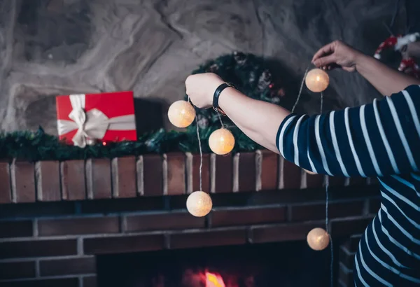 Женщина Украшает Готовит Свой Дом Рождеству Концепция Праздников — стоковое фото