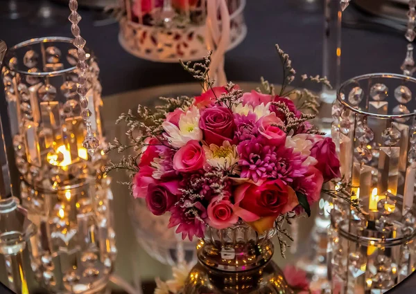 Een Prachtig Shot Van Bloemen Decoraties Met Kralen Zaal — Stockfoto