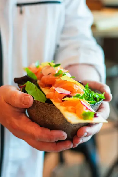 Manos Chef Masculino Sosteniendo Tazón Sabrosa Ensalada Con Verduras Frescas — Foto de Stock