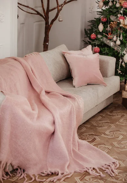 Beautiful View Couch Covered Pink Blanket Next Decorated Christmas Tree — Stock Photo, Image