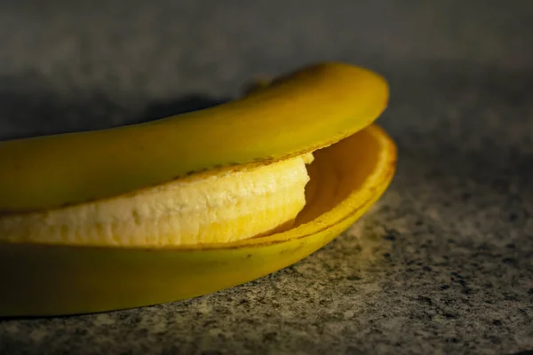 Zbliżenie Ujęcia Połowy Banana Skórce — Zdjęcie stockowe