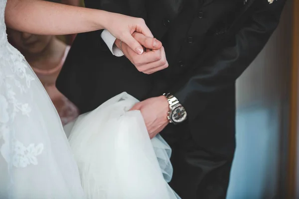 Νύφη Και Γαμπρός Κρατιούνται Χέρι Χέρι — Φωτογραφία Αρχείου