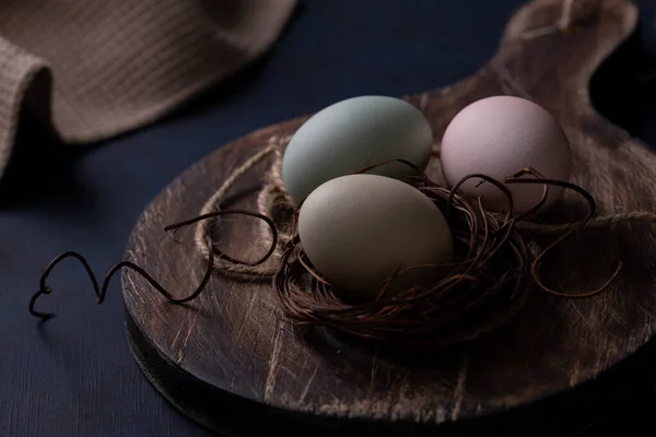 Ένα Κοντινό Πλάνο Των Έγχρωμων Αυγών Για Πάσχα Μια Ξύλινη — Φωτογραφία Αρχείου