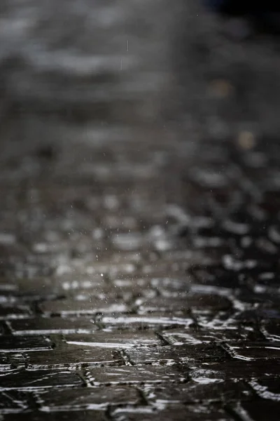 Wybiórcze Ujęcie Kropel Deszczu Kapiących Chodnik — Zdjęcie stockowe