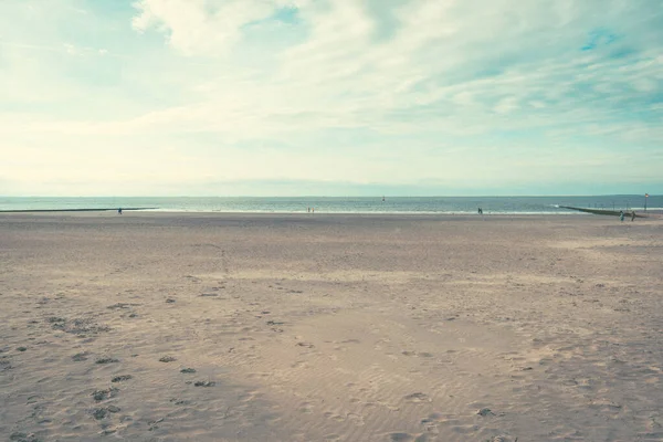 Uma Bela Vista Uma Praia Sob Nuvens Deslumbrantes Borkum Alemanha — Fotografia de Stock