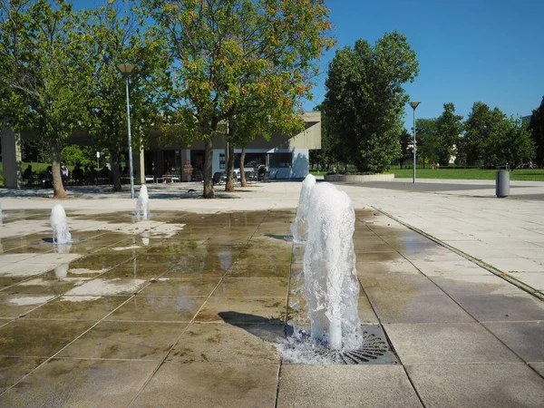 Una Fontana Con Flusso Acqua Sul Sentiero Fronte Una Terrazza — Foto Stock