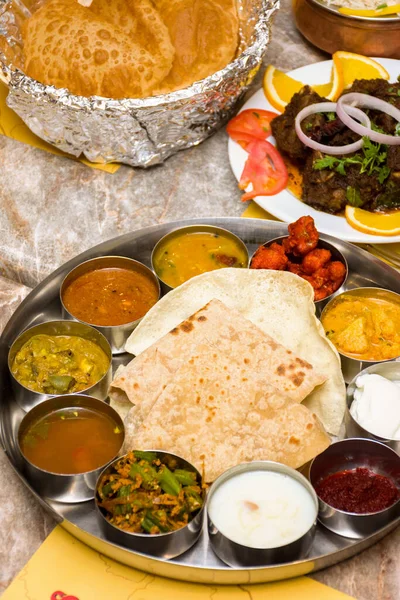 Una Toma Vertical Del Restaurante Indio Vegetariano Thali Con Arroz — Foto de Stock