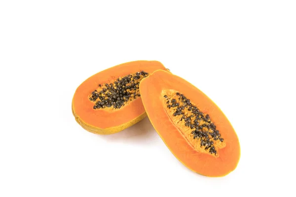 Eine Scheiben Geschnittene Papaya Isoliert Auf Weißem Hintergrund — Stockfoto