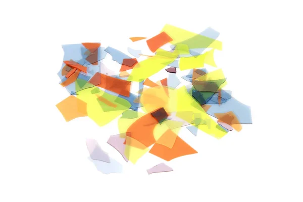 Fragmentos Vidro Coloridos Espalhados Uma Superfície Branca — Fotografia de Stock
