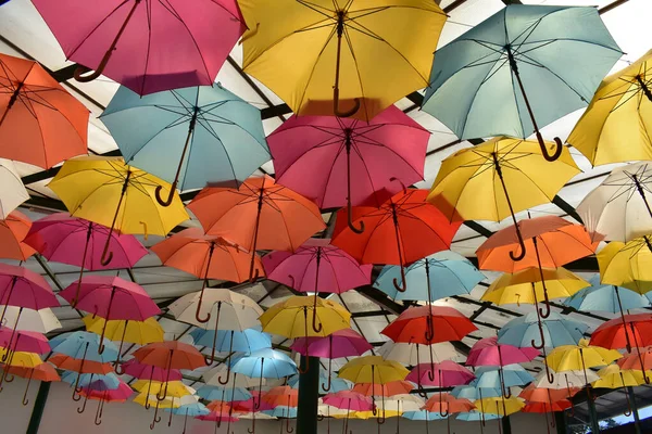 Een Lage Hoek Shot Van Naadloze Patroon Van Kleurrijke Paraplu — Stockfoto
