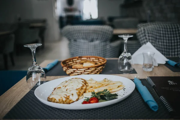 Plato Schnitzel Con Salsa Papas Fritas Una Mesa Restaurante — Foto de Stock