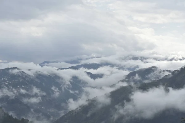 Paesaggio Montuoso Panoramico Coperto Nebbia — Foto Stock