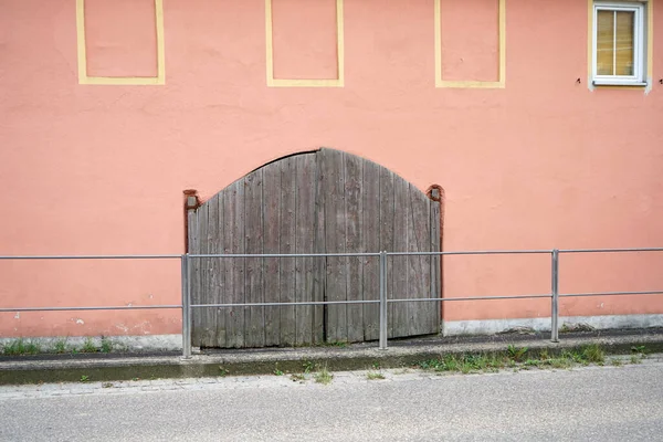 Uma Vista Uma Velha Porta Madeira Pequena Arco Atrás Cerca — Fotografia de Stock