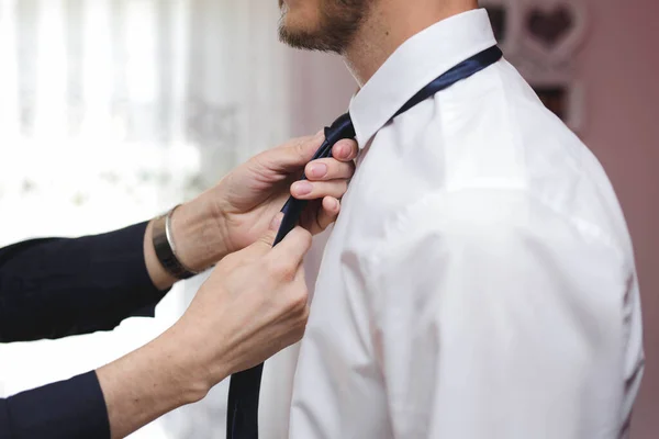 Tiro Seletivo Foco Das Mãos Que Fixa Necktie Noivo — Fotografia de Stock