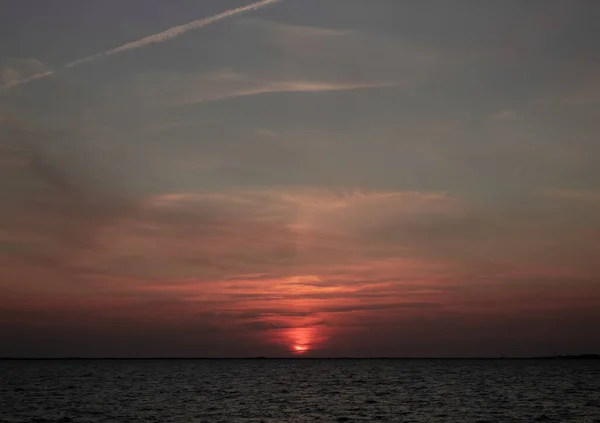 Морской Пейзаж Облачным Небом Время Красивого Красного Заката Вечером — стоковое фото